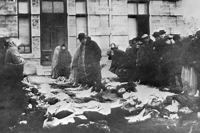 Трупы евреев, жертв погрома 22 октября 1905 года в Одессе, на кладбище./Фото: elibrary.com.ua